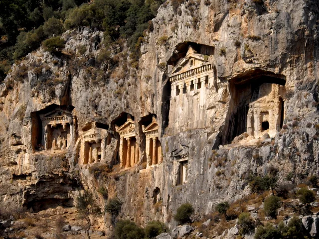 Felsengräber am gegenüberliegenden Ufer in Dalyan